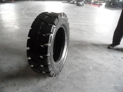 叉车实心轮胎损伤的正确处理的方法