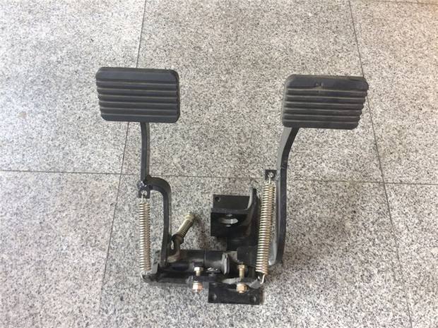 叉车踏板松动后手动调整