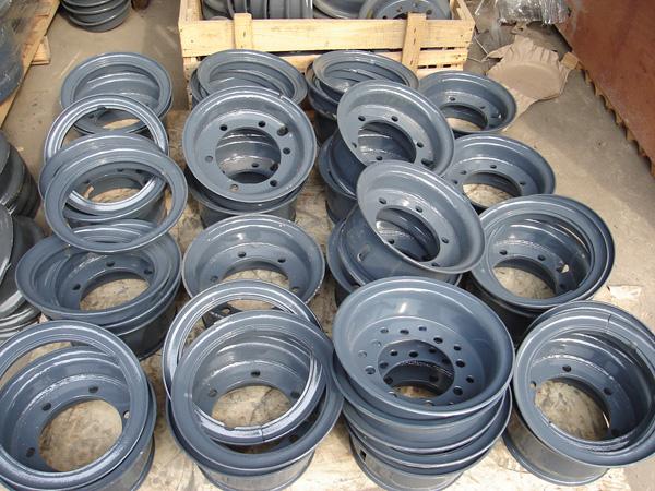 叉车车轮主要是由轮胎、轮辋、轮毂等组件构成