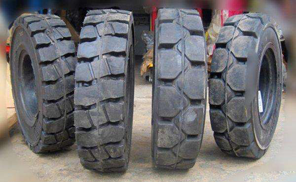 叉车车轮主要是由轮胎、轮辋、轮毂等组件构成