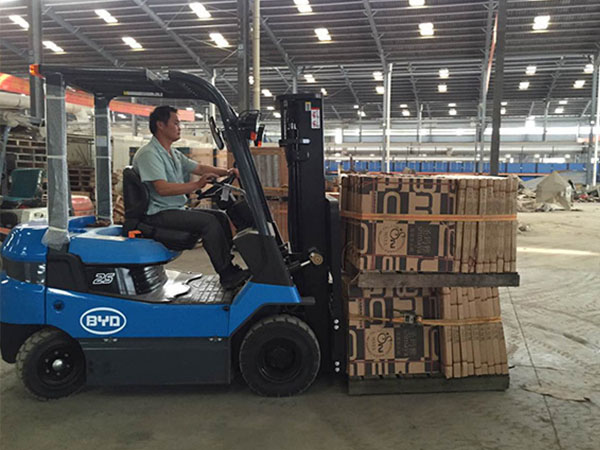 如何正确的使用刹车 叉车刹车注意事项