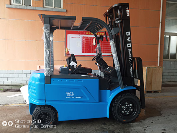 针对电动叉车四大组件的检查,教你保养的技巧