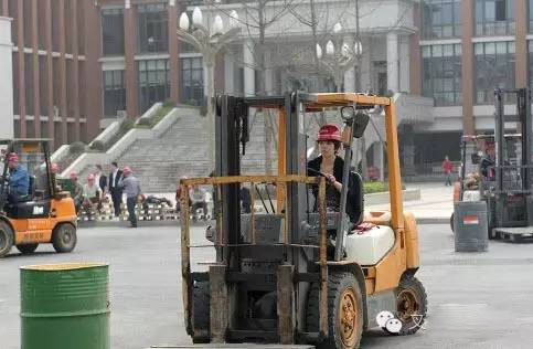 叉车人,你这么辛苦赚钱是为了什么?