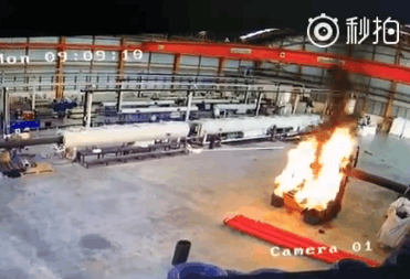 实拍泰国一工厂叉车意外起火瞬间,大火烟雾弥漫